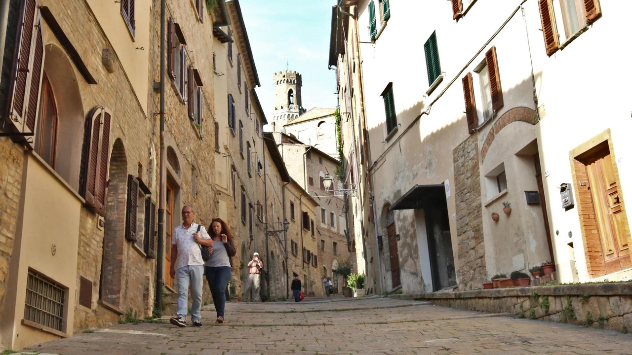 Secondo i dati Istat 2023, la popolazione di Volterra è scesa a 9.498 abitanti. Un trend negativo che prosegue da molti anni (foto d’archivio) Secondo i dati Istat 2023, la popolazione di Volterra è scesa a 9.498 abitanti. Un trend negativo che prosegue da molti anni (foto d’archivio)