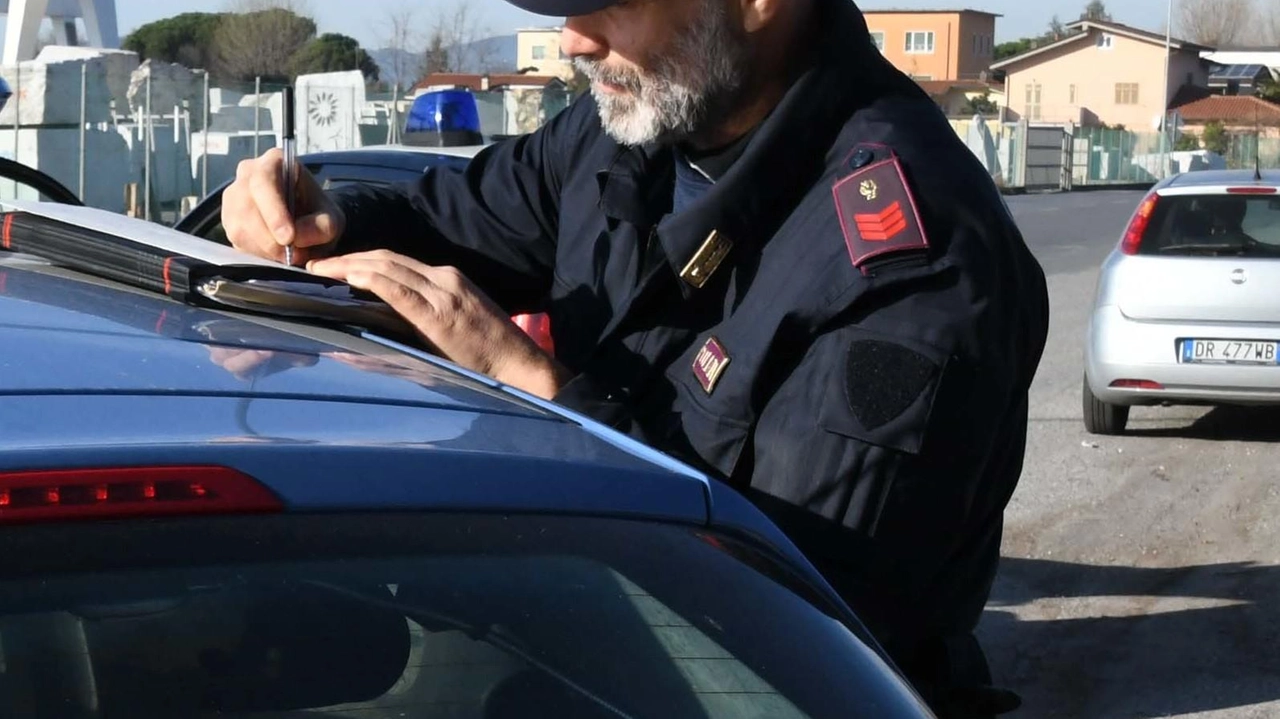 Si tratta di un massese già noto alla giustizia. L’attività era in centro e sulla costa Si tratta di un massese già noto alla giustizia. L’attività era in centro e sulla costa