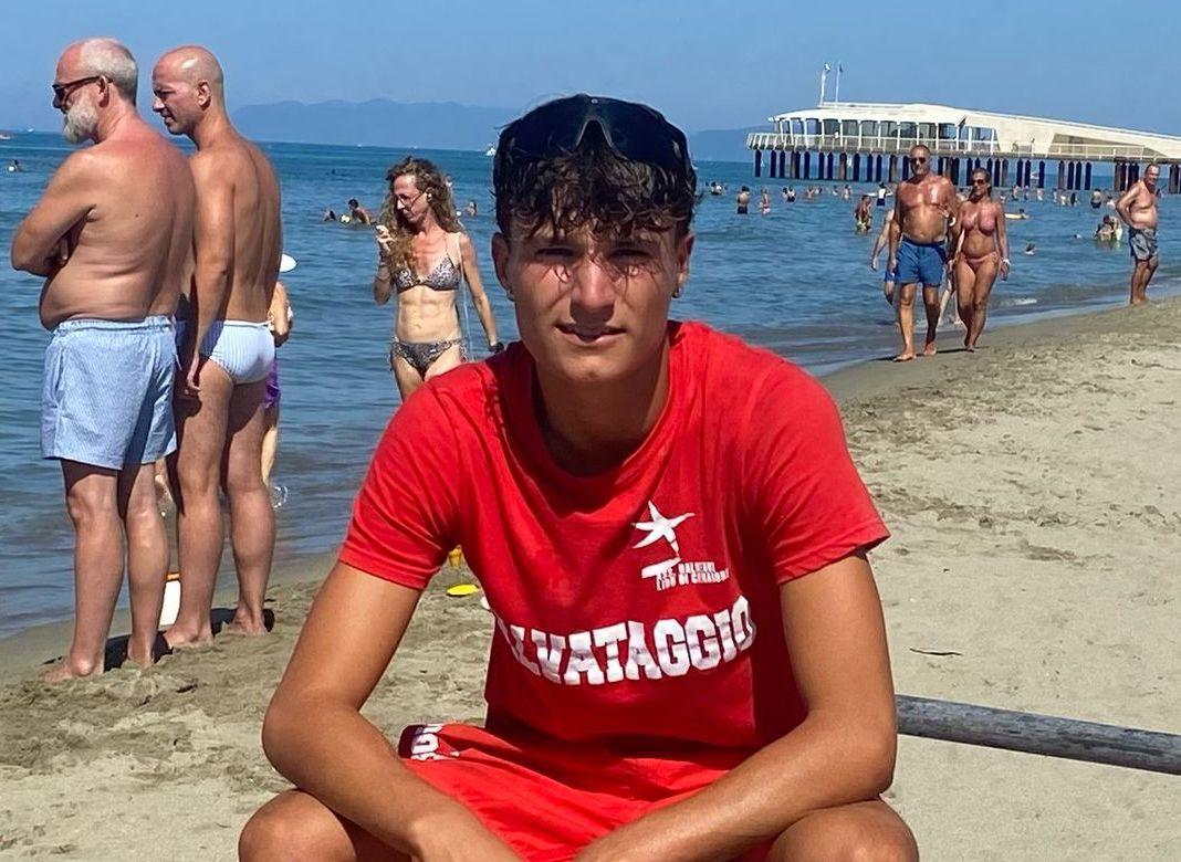 https://www.lanazione.it/image-service/view/acePublic/alias/contentid/ZGZiYTUyMTctMDkyMS00/0/salva-turista-in-mezzo-al-mare-bagnino-eroe-al-bagno-amore-dalla-spiaggia-scoppia-lapplauso.jpeg?f=1.91:1&w=1200