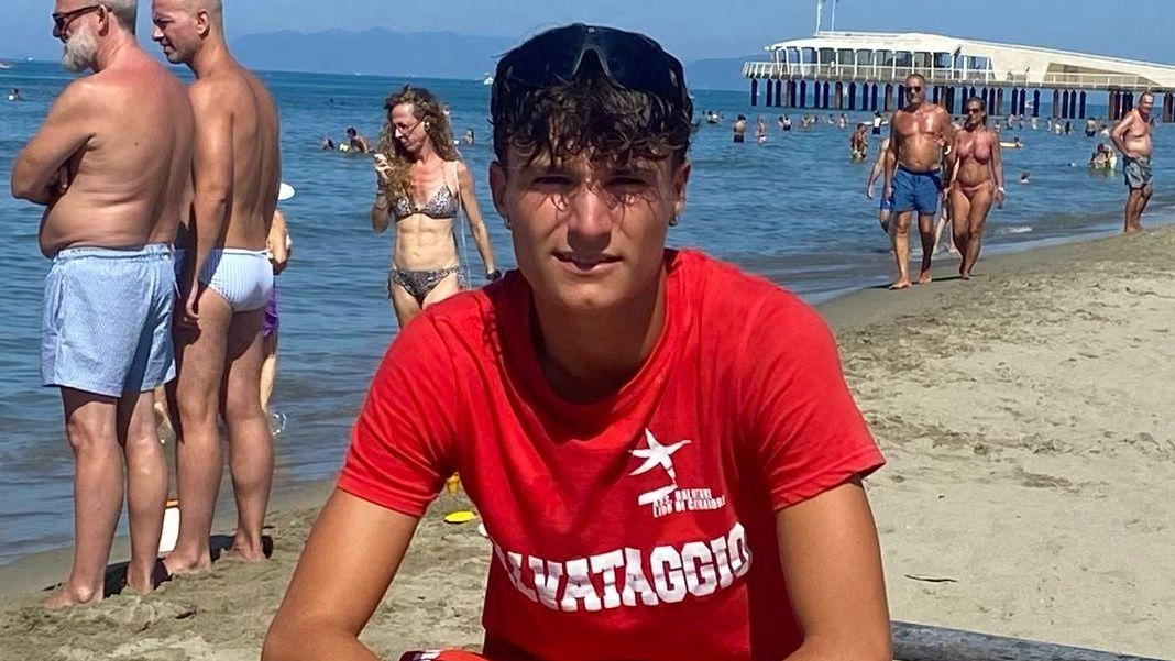 Simone Ratti, classe 2005, il bagnino «eroe» del bagno Amore di Lido di Camaiore che venerdì ha salvato un turista