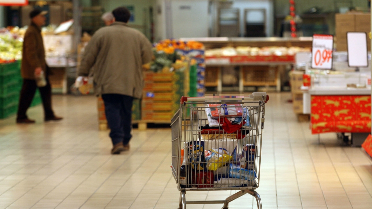 L'interno di un supermercato in un'immagine generica (Ansa)