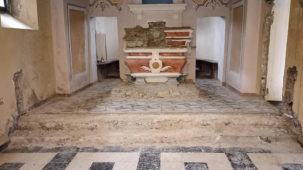 L’interno della chiesa di Cesena completamente svuotato L’interno della chiesa di Cesena completamente svuotato