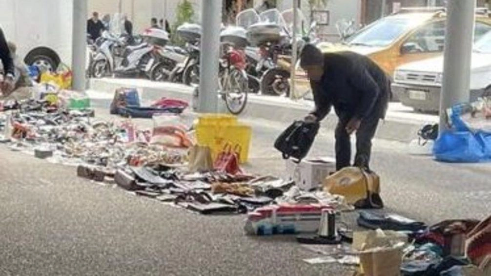 Un’immagine mostra la distesa di merce venduta all’ombra delle pensiline del mercato regolare di Sant’Ambrogio