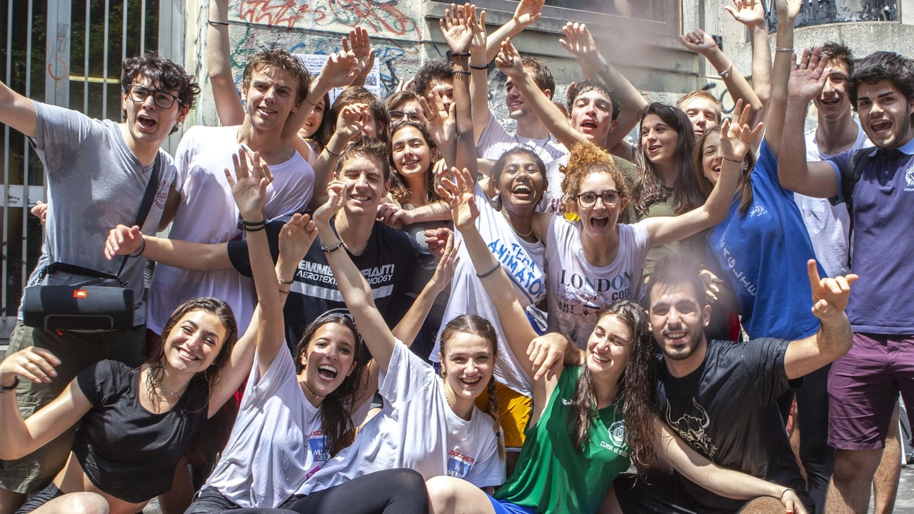 Ragazzi che festeggiano la fine della scuola Ragazzi che festeggiano la fine della scuola