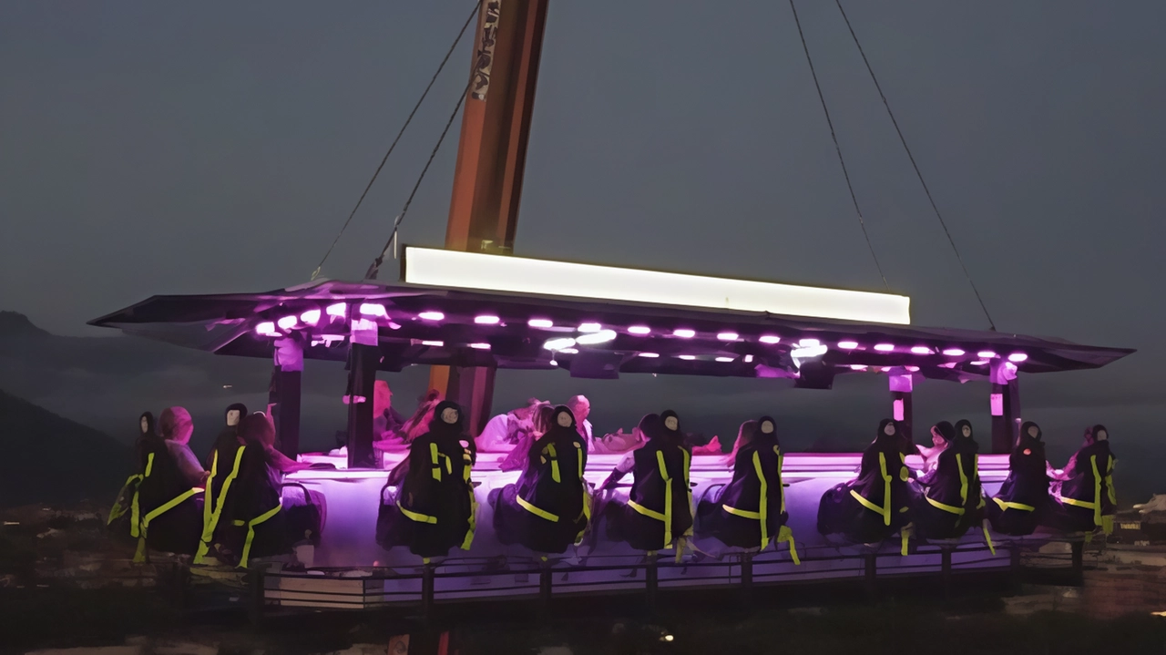 A Perugia arriva lo SkyMoon, un ristorante volante a 50 metri d'altezza con vista panoramica sulla città. Un'esperienza unica per cenare o bere tra le nuvole, disponibile fino al 22 settembre. A Perugia arriva lo SkyMoon, un ristorante volante a 50 metri d'altezza con vista panoramica sulla città. Un'esperienza unica per cenare o bere tra le nuvole, disponibile fino al 22 settembre.