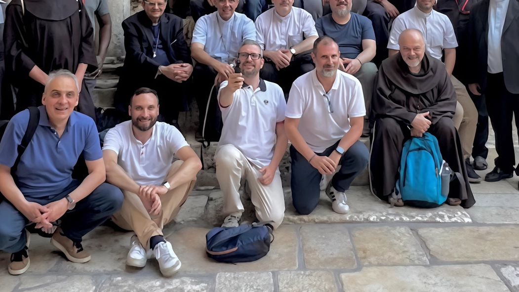 Il vescovo Vaccari faceva parte della delegazione toscana in pellegrinaggio. Con lui anche il parroco di Casola, don Massimo, e quello di Mirteto, don Stefano. "Stiamo tutti bene e appena possibile prendiamo un volo per l’Italia". Il vescovo Vaccari faceva parte della delegazione toscana in pellegrinaggio. Con lui anche il parroco di Casola, don Massimo, e quello di Mirteto, don Stefano. "Stiamo tutti bene e appena possibile prendiamo un volo per l’Italia".