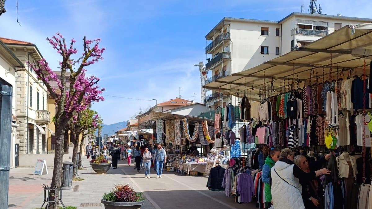 Torna oggi, domenica 27 aprile, la "Fiera Oami" con oltre ottanta banchi, del settore alimentare e...