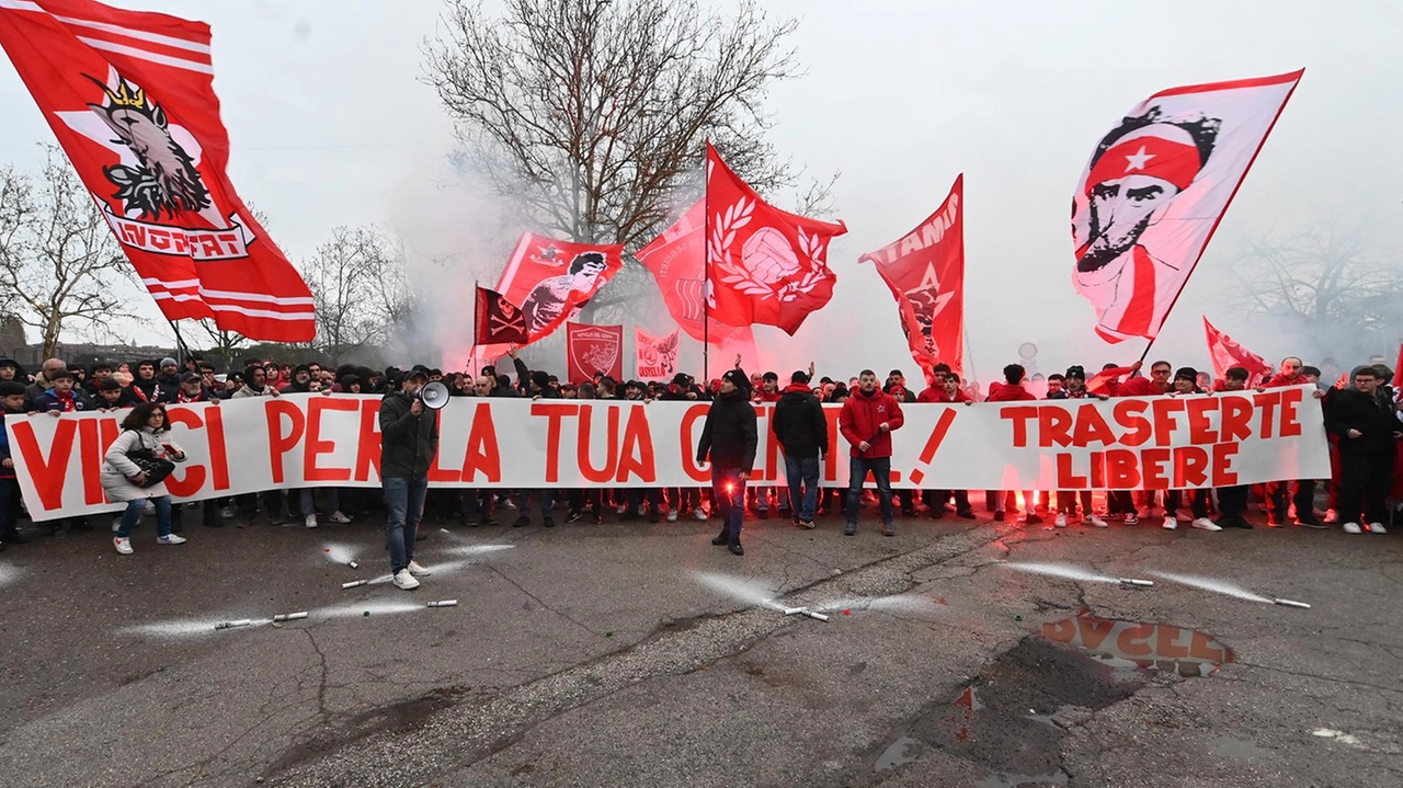I tifosi del Perugia nel piazzale del ’Curi’ e l’applauso della squadra ai propri supporters