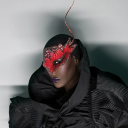 Grace Jones si fa male all’anca, salta il concerto a Lido di Camaiore
