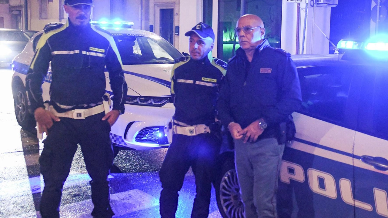 Quattro locali multati per vendita di alcolici a minori durante controlli nel weekend. Forze dell'ordine intensificano vigilanza nelle zone sensibili del centro storico. Servizi di controllo continueranno. Quattro locali multati per vendita di alcolici a minori durante controlli nel weekend. Forze dell'ordine intensificano vigilanza nelle zone sensibili del centro storico. Servizi di controllo continueranno.