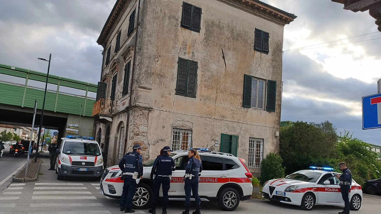 Occupano abusivamente immobile a San Concordio (Lucca) Intervento della Polizia Municipale con squadra cinofila, due denunce