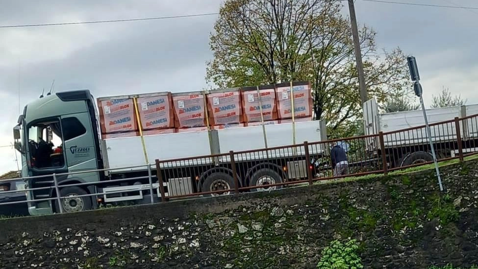 Il conducente del camion è riuscito a sbloccare il rimorchio con faticose manovre grazie all’aiuto degli altri automobilisti Il conducente del camion è riuscito a sbloccare il rimorchio con faticose manovre grazie all’aiuto degli altri automobilisti