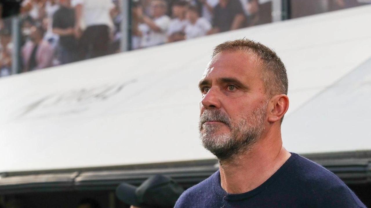 L’allenatore Luca D’Angelo vorrebbe confermare il suo impegno con il club bianco ma vuole rassicurazione sulla volontà della società di investire sul futuro L’allenatore Luca D’Angelo vorrebbe confermare il suo impegno con il club bianco ma vuole rassicurazione sulla volontà della società di investire sul futuro