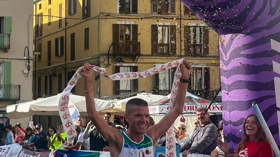 L’arrivo vittorioso a. Ivrea di Michele Fontana nella ’Corsa dei cinque laghi’ L’arrivo vittorioso a. Ivrea di Michele Fontana nella ’Corsa dei cinque laghi’