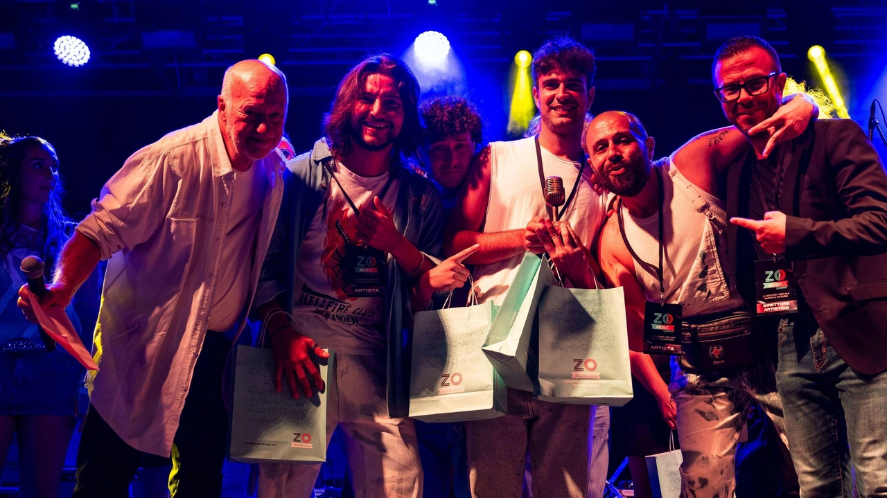 I Mescalina durante la premiazione. sul palco della kermesse “Liberi tutti“ I Mescalina durante la premiazione. sul palco della kermesse “Liberi tutti“