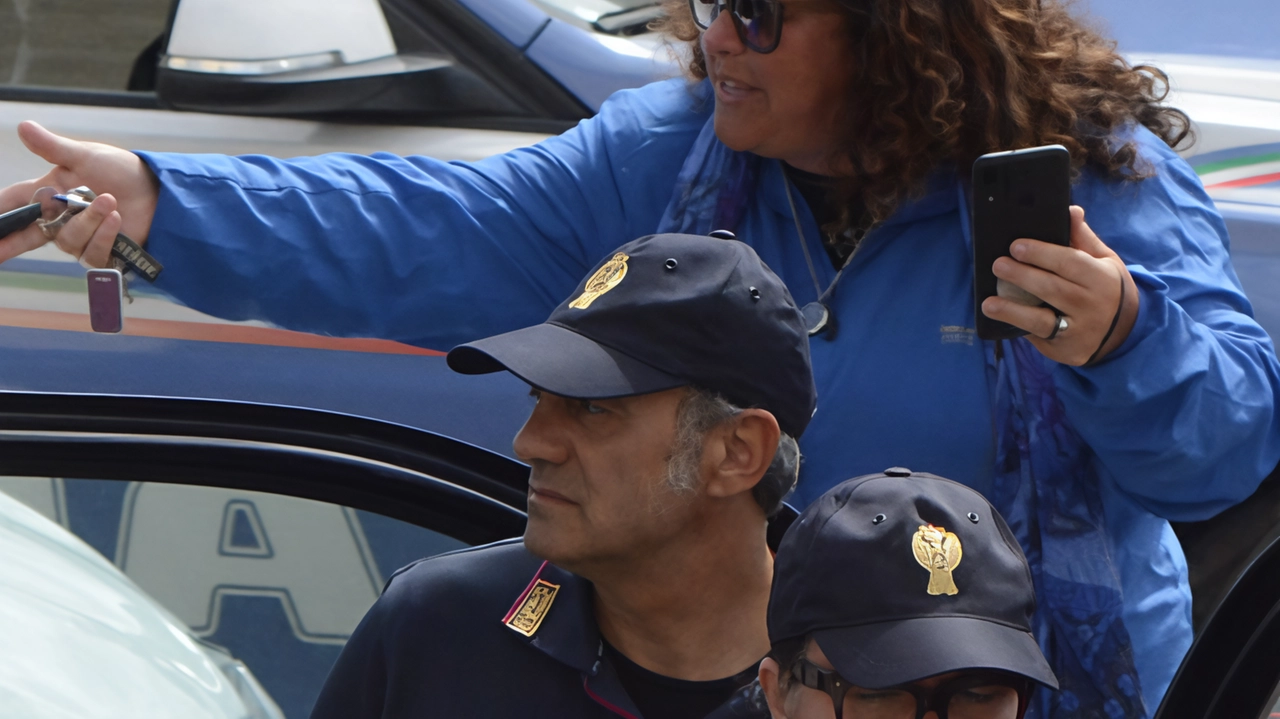 Valentina Fusco,. accanto a due agenti,. durante uno degli interventi che la Polizia di Grosseto ha effettuato. nei confronti degli apolidi Valentina Fusco,. accanto a due agenti,. durante uno degli interventi che la Polizia di Grosseto ha effettuato. nei confronti degli apolidi