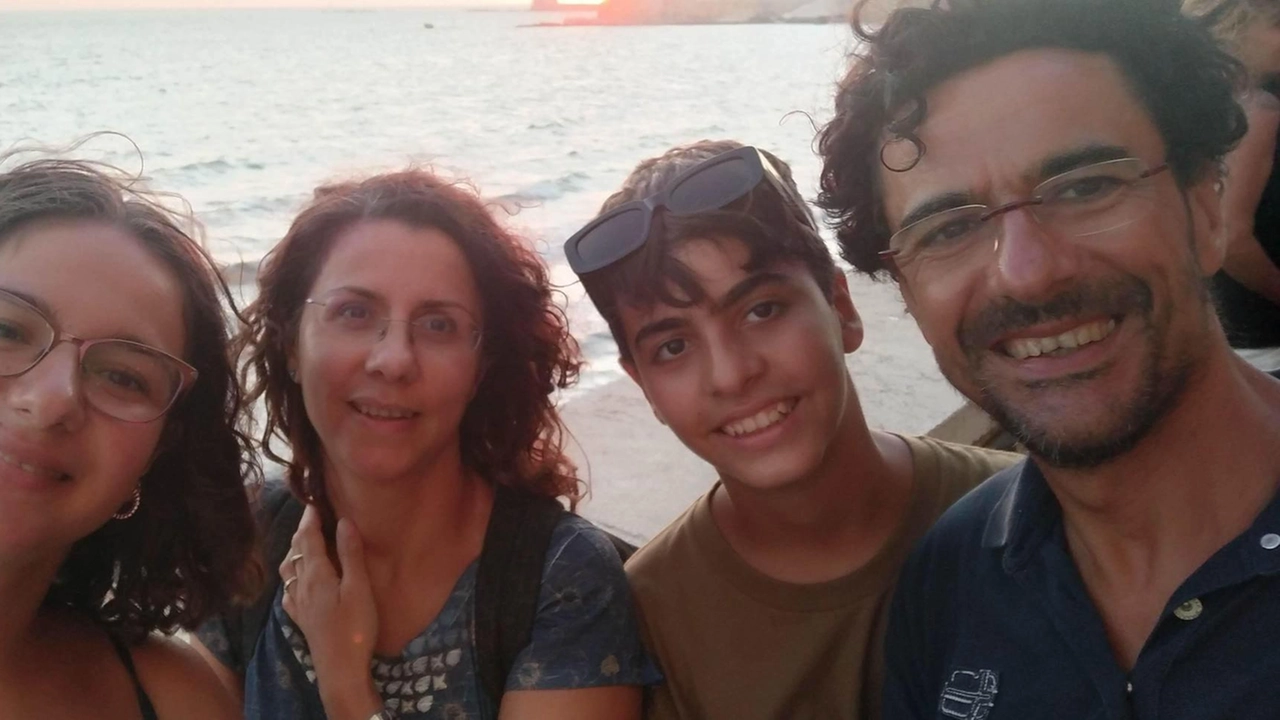 Noemi in una bella foto di famiglia insieme ai genitori e al fratello Enea Noemi in una bella foto di famiglia insieme ai genitori e al fratello Enea