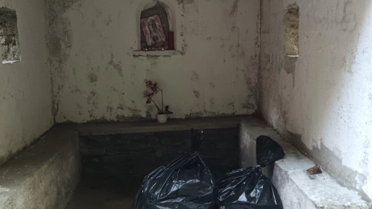 Sacchi d’immondizia nella maestà di via Alta Tambura, simbolo storico e di culto. Residenti denunciano incuria e chiedono rispetto e pulizia del luogo. Sacchi d’immondizia nella maestà di via Alta Tambura, simbolo storico e di culto. Residenti denunciano incuria e chiedono rispetto e pulizia del luogo.