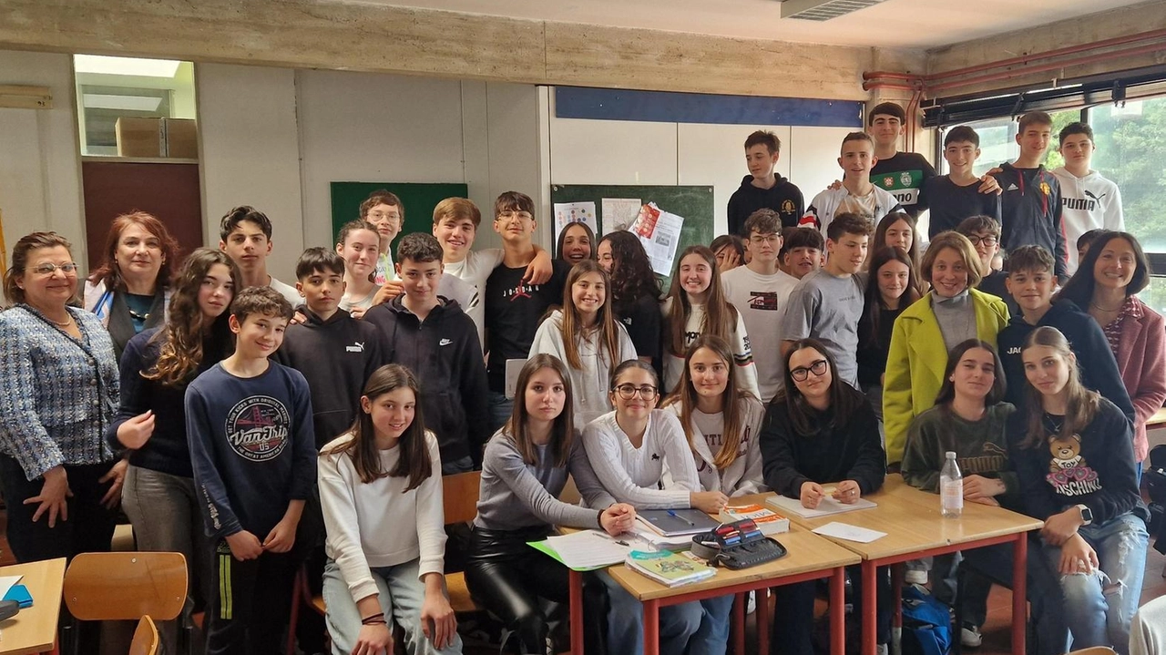 I giovani cronisti delle classi terze della. scuola Don Milani di Massa