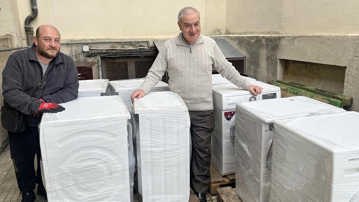 Alcune delle lavatrici che sono state rigenerate e poi donate alle famiglie meno abbienti che non potevano permettersi l’acquisto di questo fondamentale elettrodomestico (Foto Aprili) Alcune delle lavatrici che sono state rigenerate e poi donate alle famiglie meno abbienti che non potevano permettersi l’acquisto di questo fondamentale elettrodomestico (Foto Aprili)