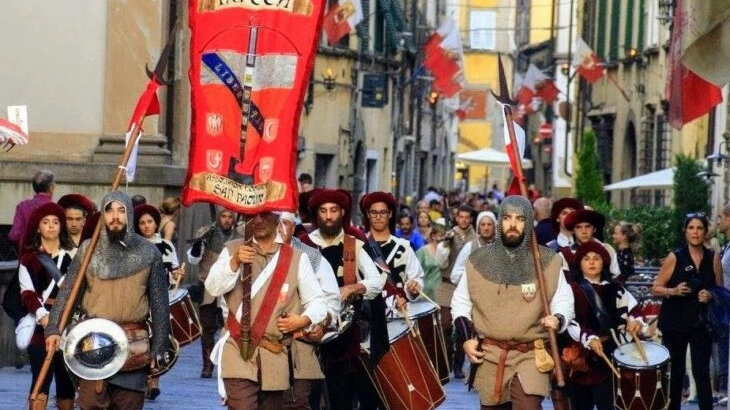 Cortei storici, spettacoli di sbandieratori, musica ed esibizioni di artiglierie; il tutto per “I giorni di San Paolino” Cortei storici, spettacoli di sbandieratori, musica ed esibizioni di artiglierie; il tutto per “I giorni di San Paolino”