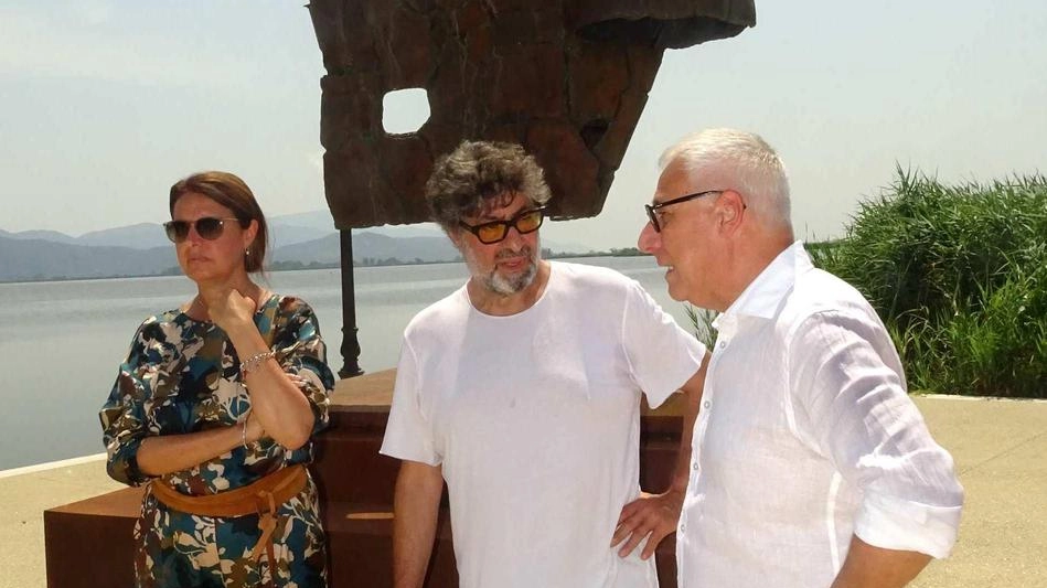 Presenti all’inaugurazione dell’esposizione, sul Belvedere di Torre del Lago, il sindaco Giorgio Del Ghingaro, l’assessora alla cultura Sandra Mei e l’artista Bernard Bezzina Presenti all’inaugurazione dell’esposizione, sul Belvedere di Torre del Lago, il sindaco Giorgio Del Ghingaro, l’assessora alla cultura Sandra Mei e l’artista Bernard Bezzina