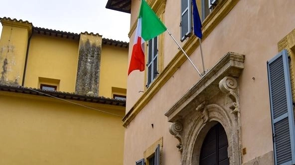 Getta l’immondizia in un contenitore destinato a raccogliere gli escrementi del cane. Una donna interviene, ci scappano le botte. Arrivano gli agenti e scatta la denuncia . Getta l’immondizia in un contenitore destinato a raccogliere gli escrementi del cane. Una donna interviene, ci scappano le botte. Arrivano gli agenti e scatta la denuncia .