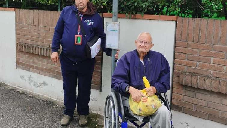 Mario col. figlio Rossano. di fronte alla fermata non accessibile di via del Tintoretto a Lido. Per questo i bus non possono far salire o scendere le persone in carrozzina Mario col. figlio Rossano. di fronte alla fermata non accessibile di via del Tintoretto a Lido. Per questo i bus non possono far salire o scendere le persone in carrozzina