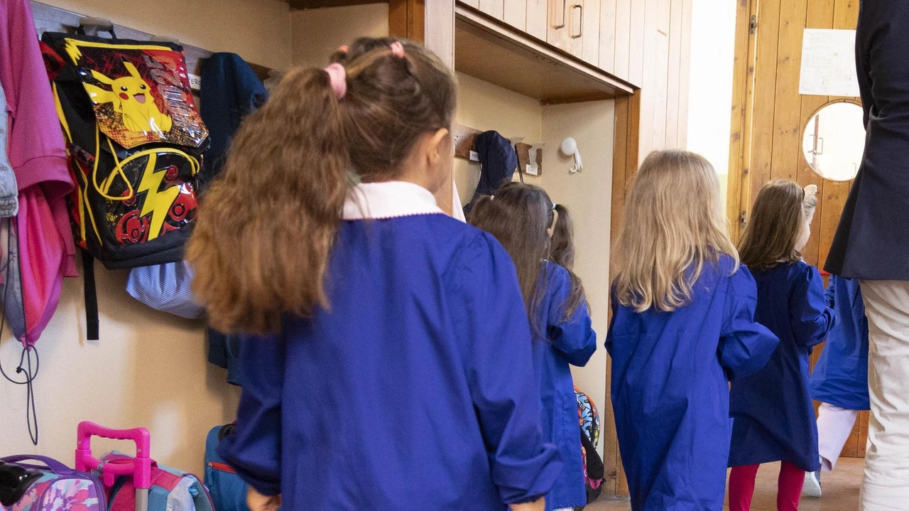 Bambini all’ingresso di un asilo Le famiglie potranno usufruire del servizio anche a luglio Bambini all’ingresso di un asilo Le famiglie potranno usufruire del servizio anche a luglio