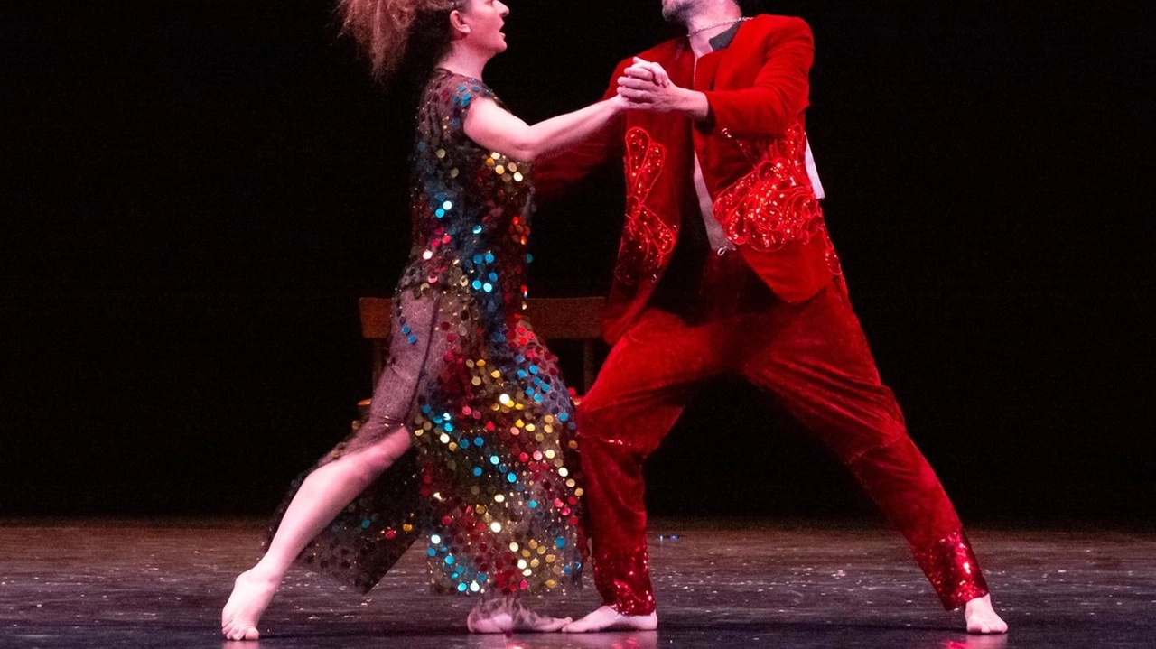 Emma Dante porta sul palco del Teatro Cucinelli il suo nuovo spettacolo "Il tango delle capinere", un viaggio nostalgico attraverso la storia d'amore di una coppia anziana. Un'opera che celebra la memoria e l'amore al ritmo di vecchie canzoni, in scena domani e sabato. Emma Dante porta sul palco del Teatro Cucinelli il suo nuovo spettacolo "Il tango delle capinere", un viaggio nostalgico attraverso la storia d'amore di una coppia anziana. Un'opera che celebra la memoria e l'amore al ritmo di vecchie canzoni, in scena domani e sabato.