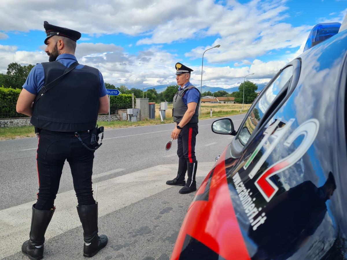 in auto senza assicurazione aggredisce i carabinieri denunciato un disoccupato