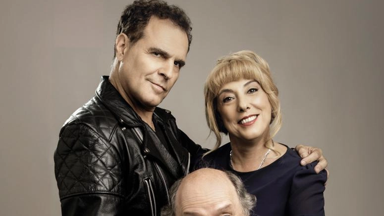 Cornacchione (al centro), sotto a Pino Quartullo e Alessandra Faiella, che saranno in scena domani sera al Nuovo Teatro Pacini di Fucecchio con “Basta poco“
