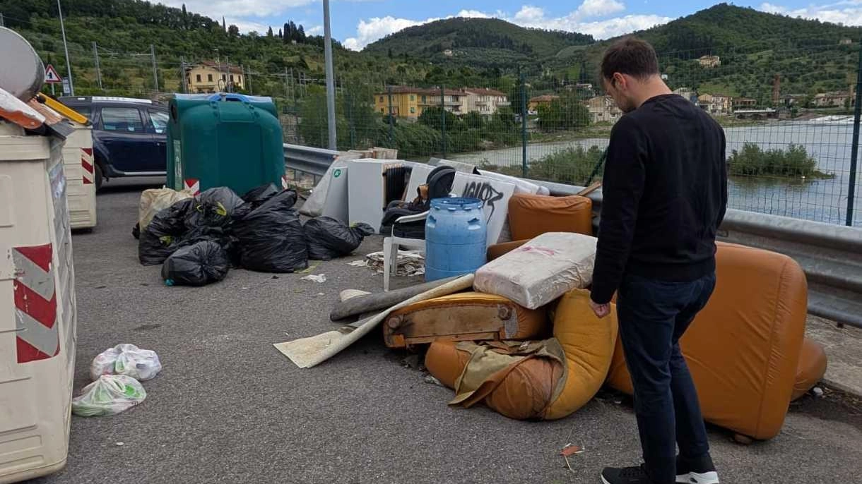 Rifiuti abbandonati in via Aretina, appena fuori dal centro abitato di Sieci, direzione Firenze, tra divano, materassi, sacchi neri e un piccolo frigorifero Rifiuti abbandonati in via Aretina, appena fuori dal centro abitato di Sieci, direzione Firenze, tra divano, materassi, sacchi neri e un piccolo frigorifero