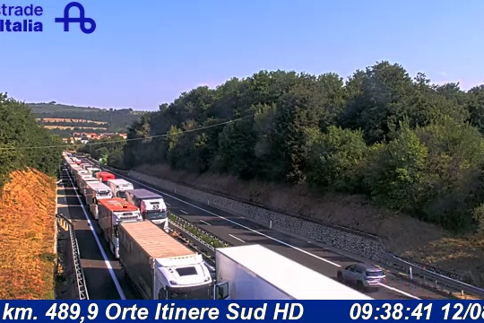 La coda ripresa dalle webcam di Autostrade per l'Italia