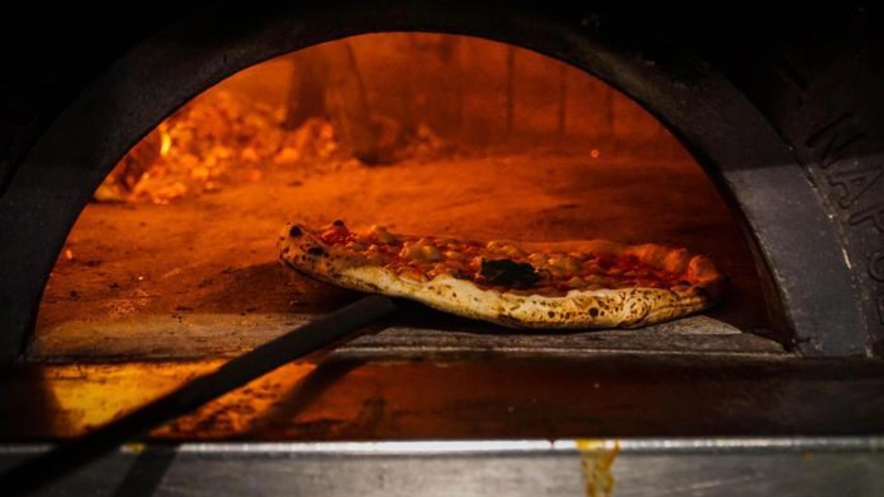 Il forno di una pizzeria