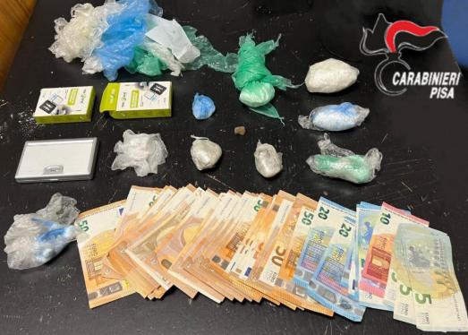 https://www.lanazione.it/image-service/view/acePublic/alias/contentid/ZTA4NjM2ZTMtNjIzNS00/0/la-droga-e-i-soldi-recuperati-dai-carabinieri.jpeg