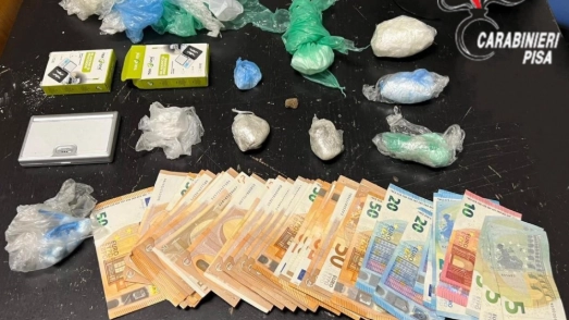 La droga e i soldi recuperati dai carabinieri La droga e i soldi recuperati dai carabinieri