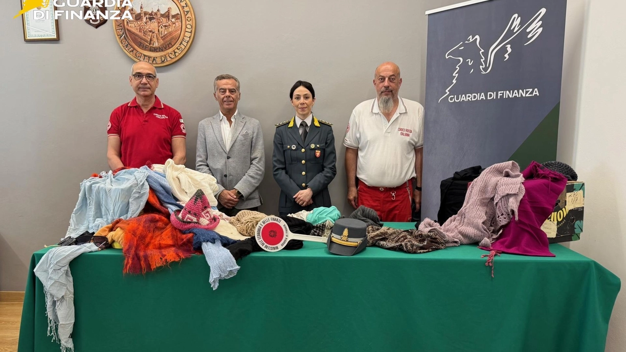 La cerimonia di consegna del materiale La cerimonia di consegna del materiale