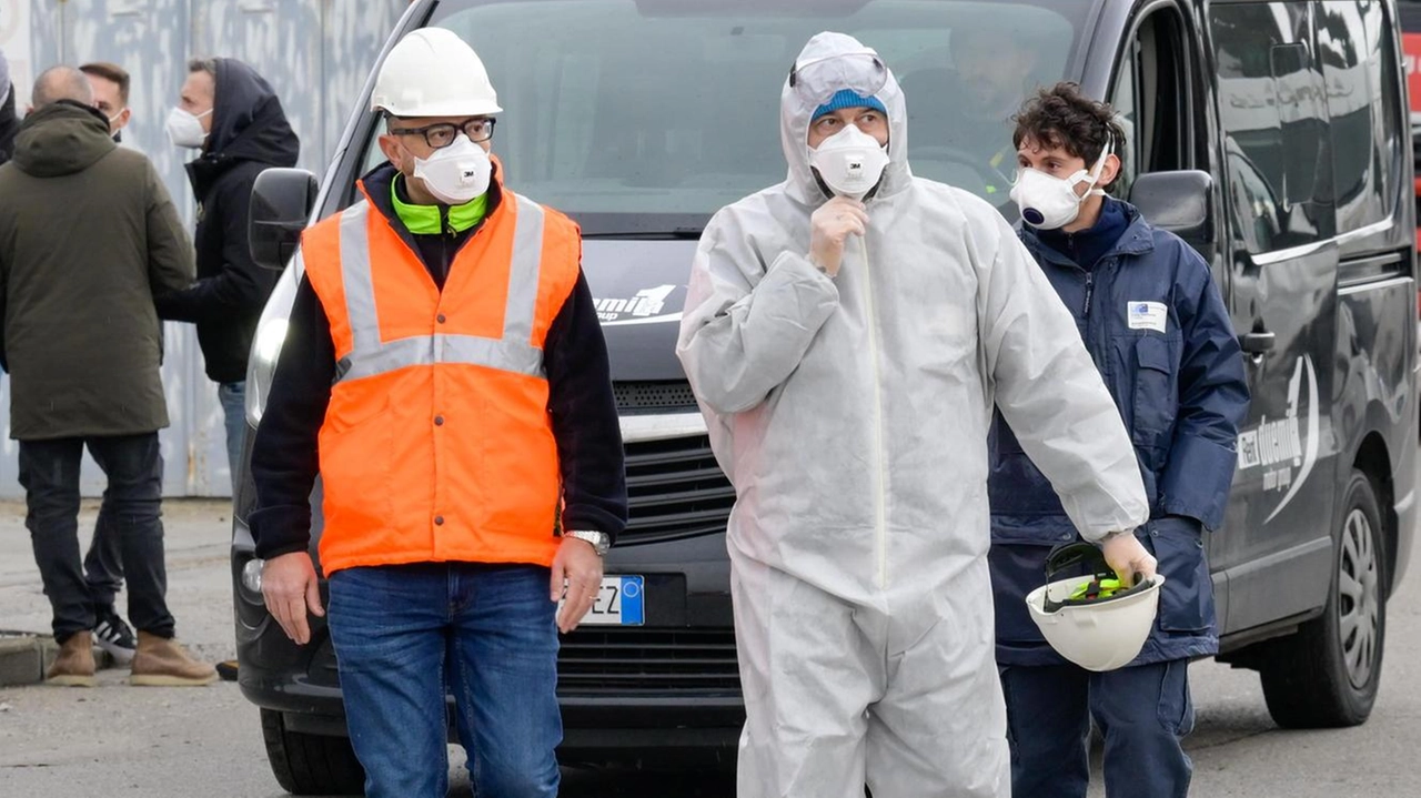 L’azienda valuterà come trattare il contenuto ancora stoccato all’interno del maxi deposito. Intanto i tecnici della Labromare entrano in azione per le operazioni di bonifica chieste da Arpat.