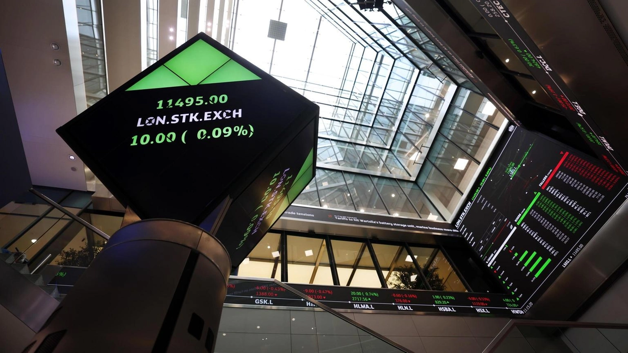 A Piazza Affari bene energia e banche.Spread Btp-Bund a 87 punti
