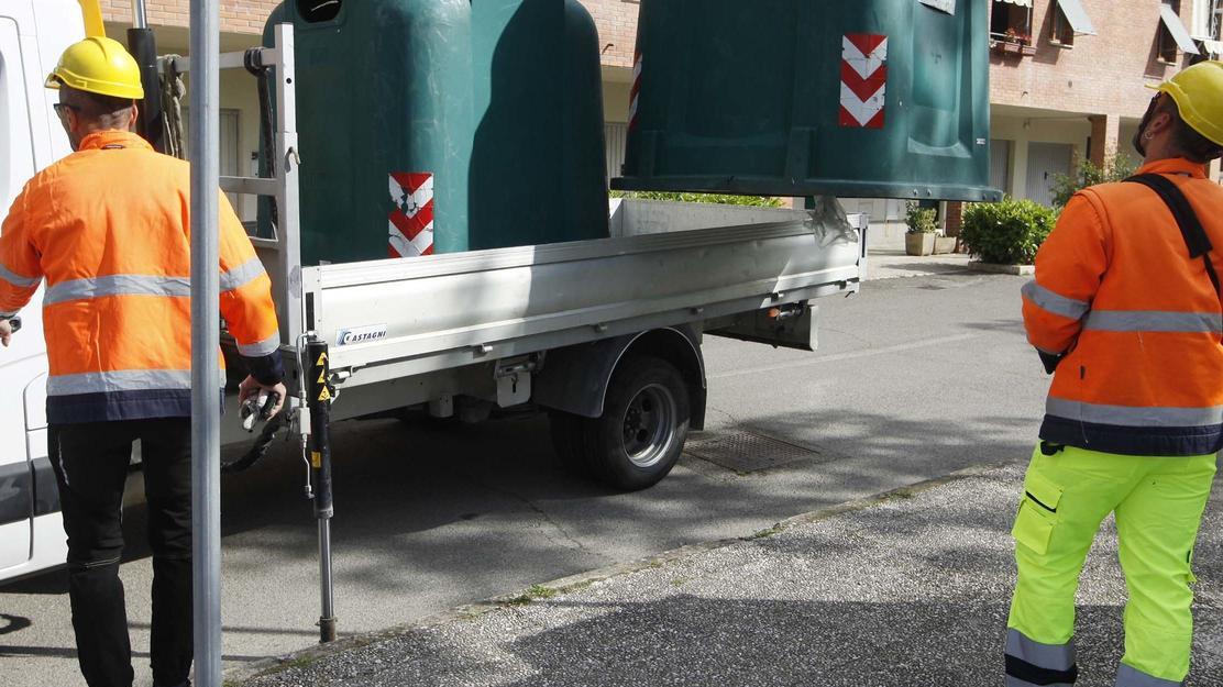 https://www.lanazione.it/image-service/view/acePublic/alias/contentid/ZTAwM2FhNTYtYzk1Yy00/0/nuovi-cassonetti-a-taverne-darbia-debutto-di-quelli-verdi-per-il-vetro.jpeg?f=16:9&w=1200&h=630