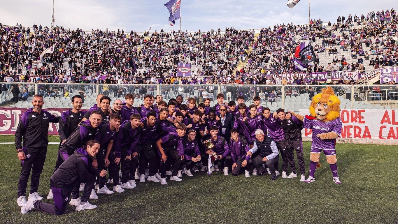 La Primavera della Fiorentina con il trofeo