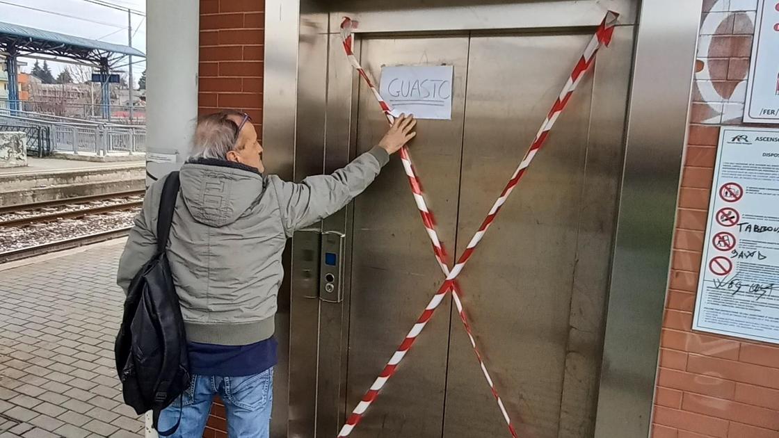 La battaglia per gli ascensori guasti: "Basta, il Comune deve intervenire e dare servizi a chi paga le tasse" La battaglia per gli ascensori guasti: "Basta, il Comune deve intervenire e dare servizi a chi paga le tasse"