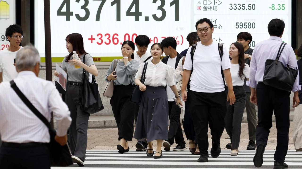 Borsa: a Tokyo chiusura poco variata (+0,05%)