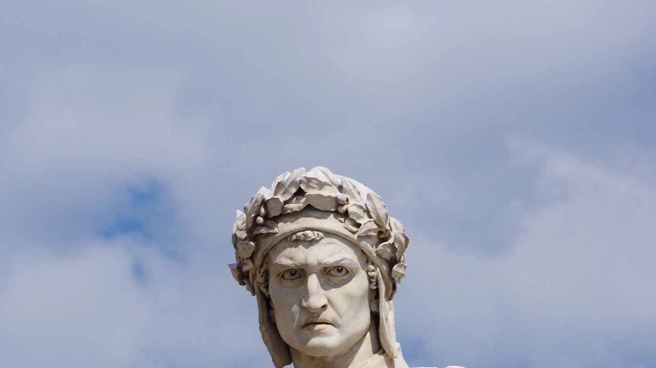 La statua di Dante Alighieri in piazza Santa Croce a Firenze