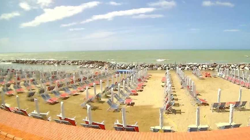 Una foto della spiaggia del. Bagno Impero ieri mattina con il mare innalzato dal vento Una foto della spiaggia del. Bagno Impero ieri mattina con il mare innalzato dal vento