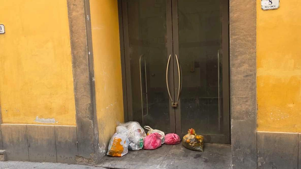 L’indecoroso ingresso del fondo sfitto di proprietà della Provincia in via Cairoli. Rizzo (FdI): «Ma il Comune la Provincia la multa?» L’indecoroso ingresso del fondo sfitto di proprietà della Provincia in via Cairoli. Rizzo (FdI): «Ma il Comune la Provincia la multa?»