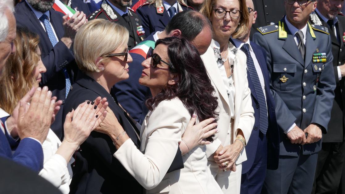 Ministra Calderone a Montemurlo, lungo abbraccio con la mamma di Luana Ministra Calderone a Montemurlo, lungo abbraccio con la mamma di Luana
