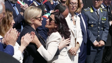 Ministra Calderone a Montemurlo, lungo abbraccio con la mamma di Luana