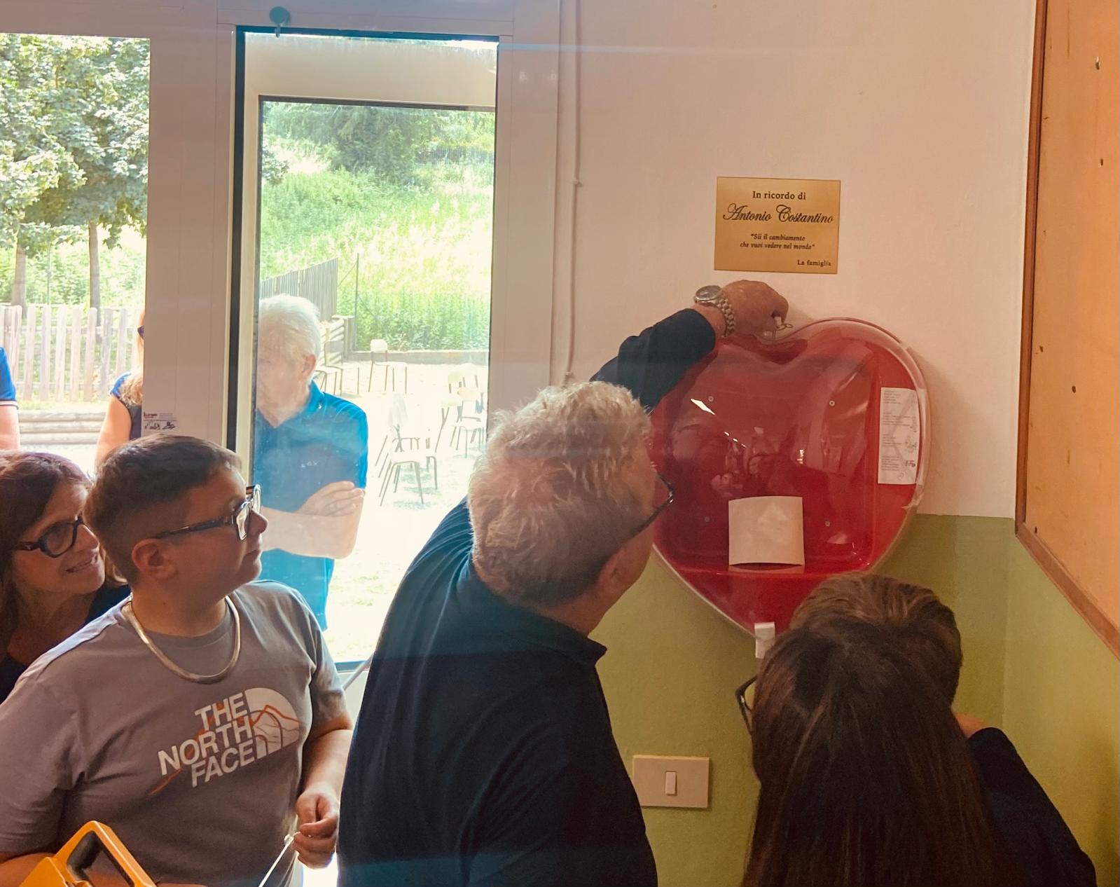 Taglio del nastro alla scuola Rosati: donato un nuovo defibrillatore Taglio del nastro alla scuola Rosati: donato un nuovo defibrillatore